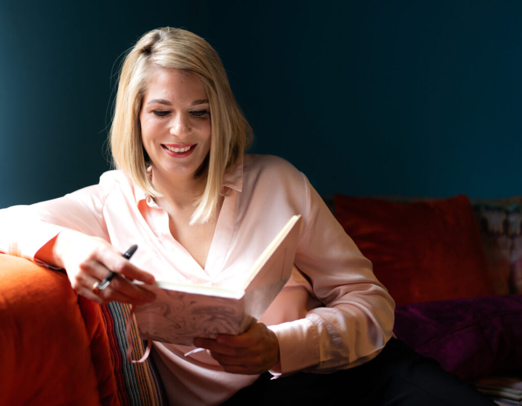 Cornelia Michl liest ein Buch, Fokus auf individuelle Lösungen für Nachfolgeregelungen